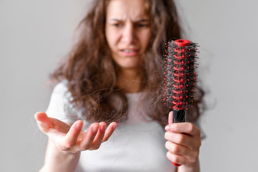 Opadanje kose u pečatima? Alopecia Areata – kada imunitet greškom napada folikul