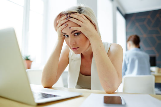 Opadanje kose zbog stresa – da li emocije mogu da oslabe kosu?